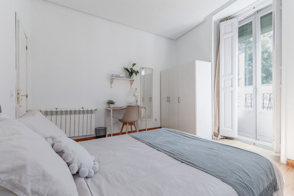 Room with two balconies in Redondilla Street