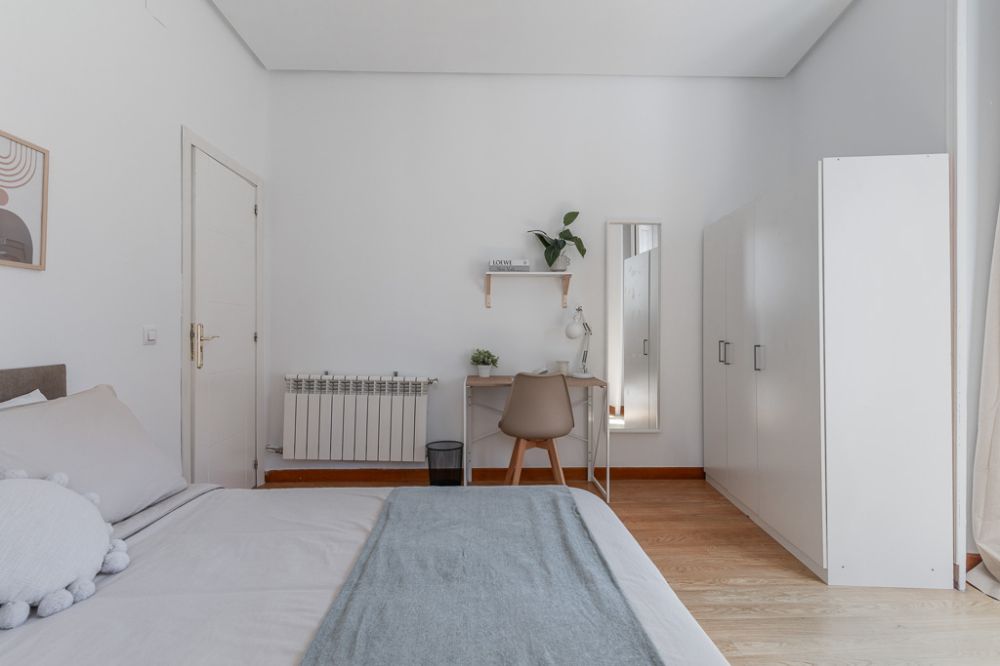 Room with two balconies in Redondilla Street
