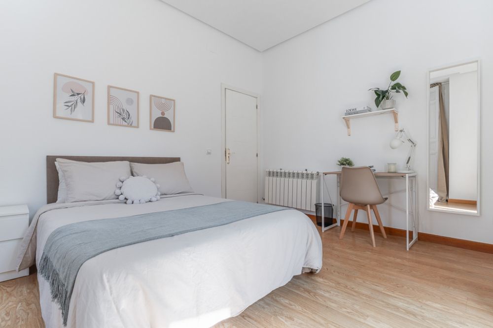 Room with two balconies in Redondilla Street