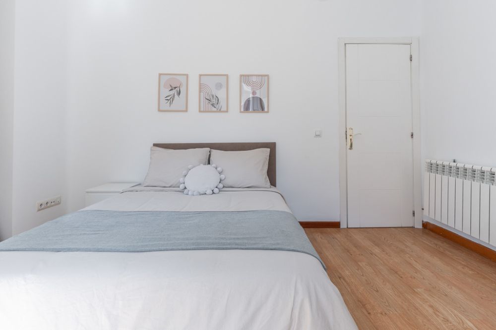 Room with two balconies in Redondilla Street
