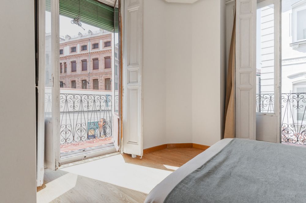 Room with two balconies in Redondilla Street