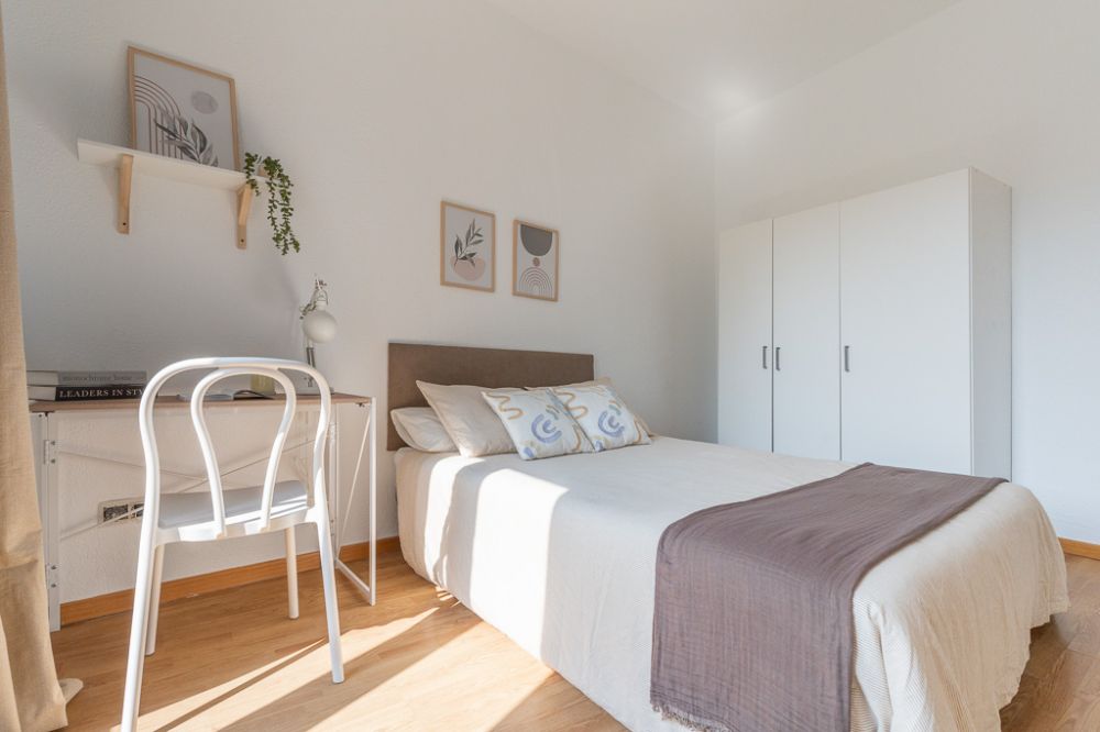 Very bright room in Redondilla Street
