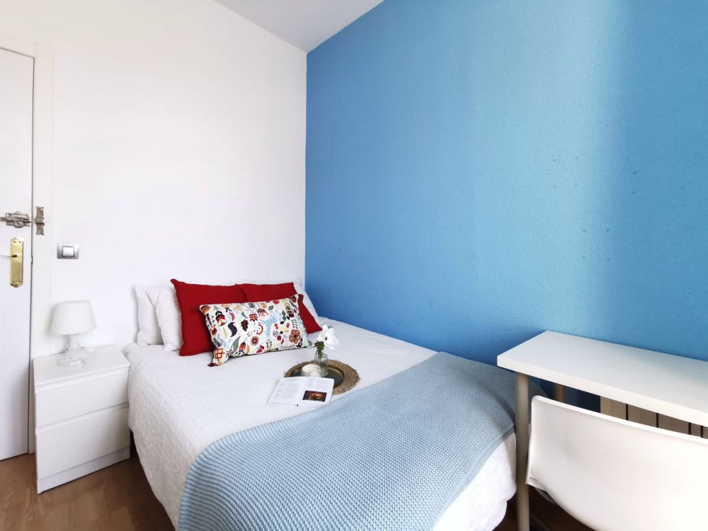 Comfortable room in Redondilla Street