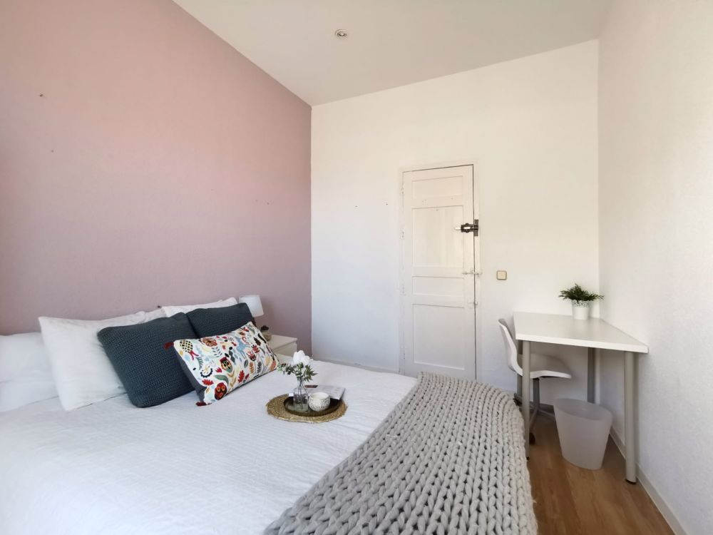 Room with a balcony in Redondilla Street