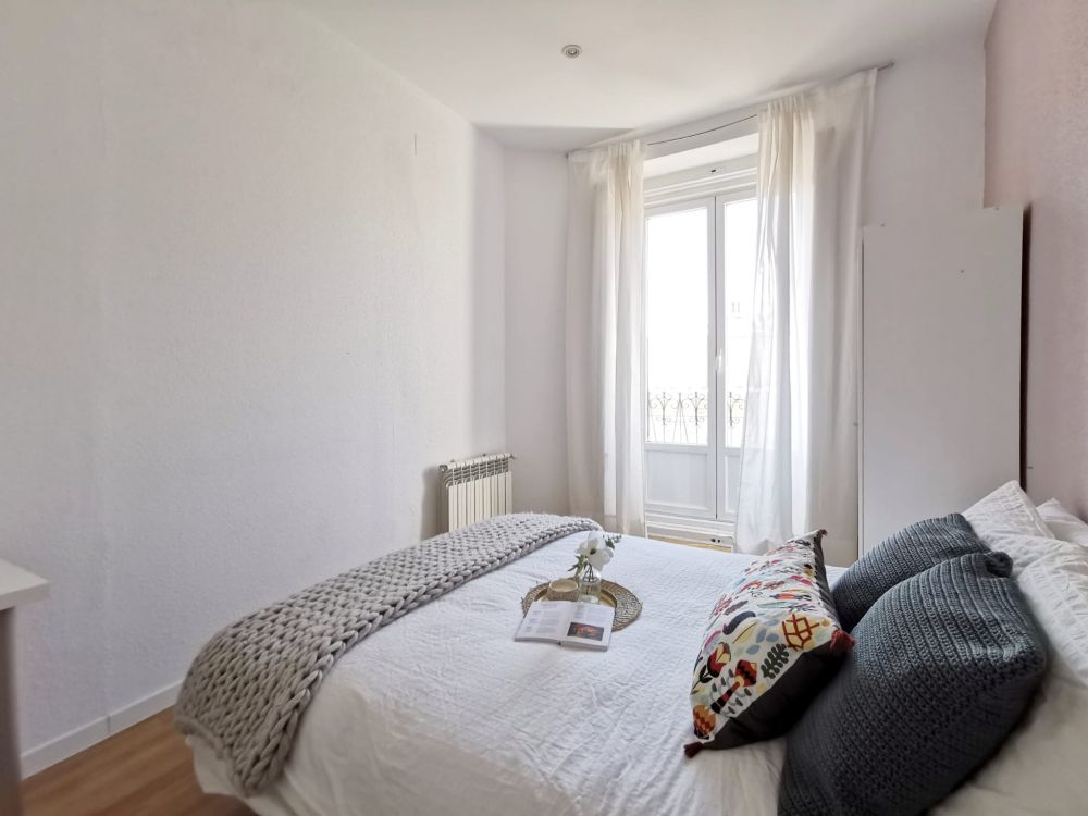 Room with a balcony in Redondilla Street