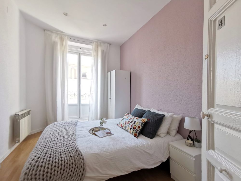 Room with a balcony in Redondilla Street