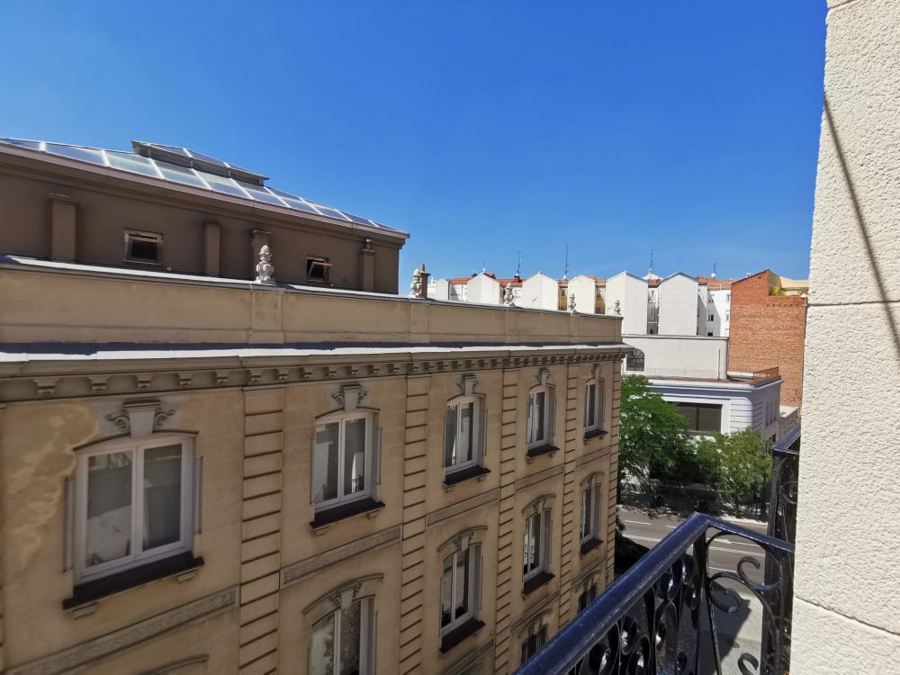 Room with a balcony in Redondilla Street