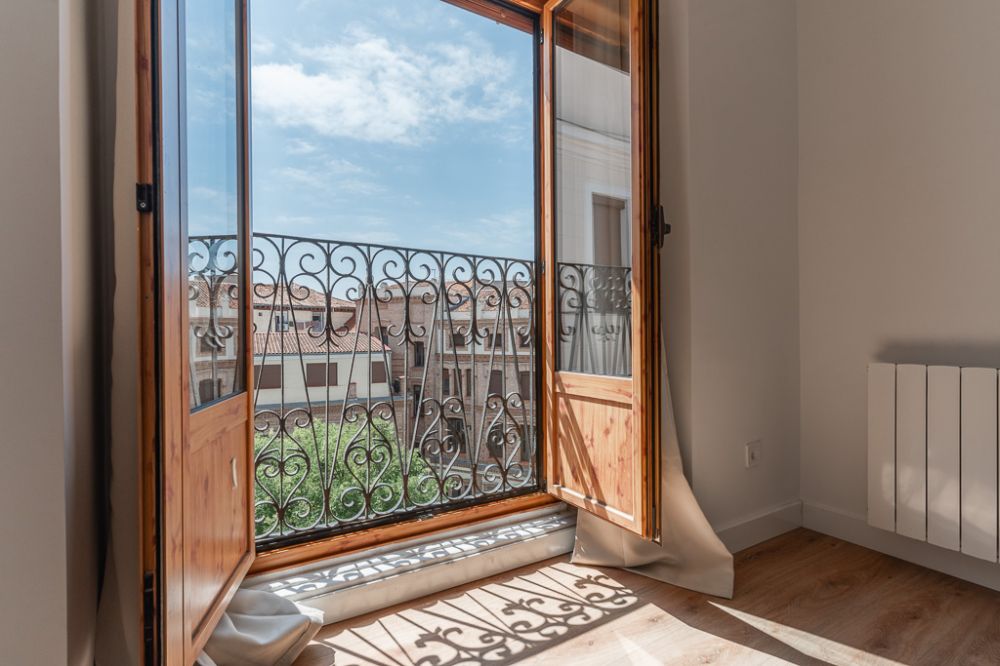 Room with balcony in Redondilla Street
