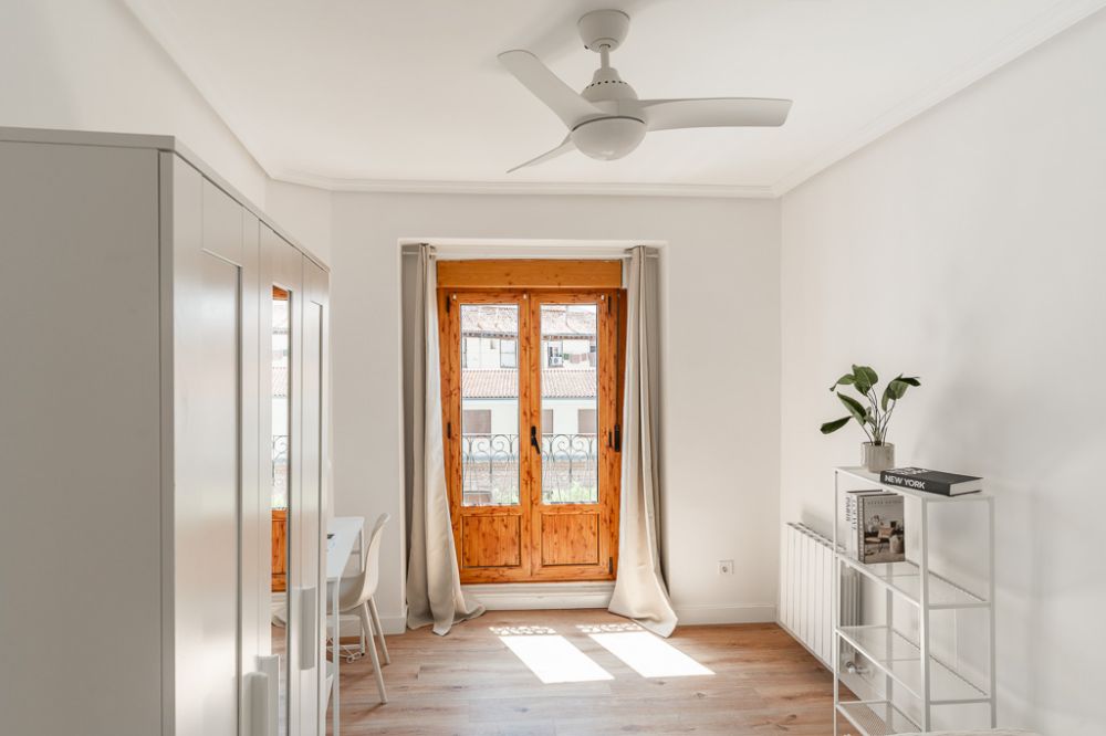 Room with balcony in Redondilla Street