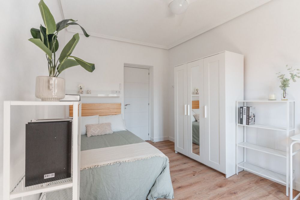 Room with balcony in Redondilla Street