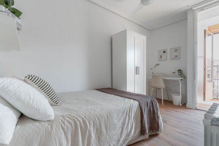 Bright room with balcony on Redondilla Street