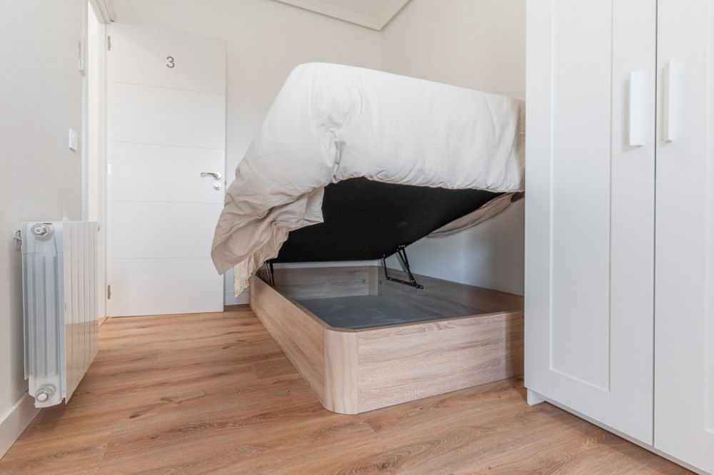 Bright room with balcony on Redondilla Street
