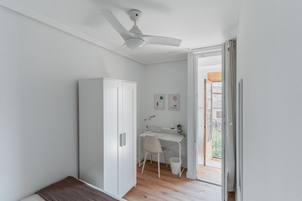 Bright room with balcony on Redondilla Street