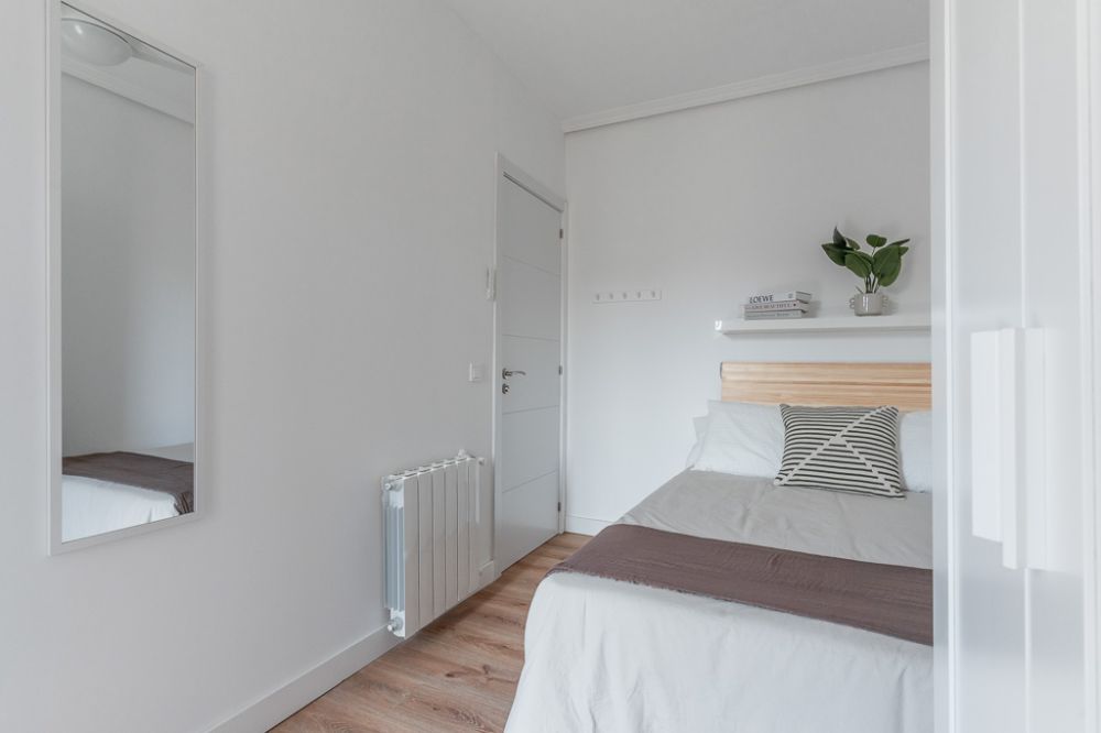 Bright room with balcony on Redondilla Street