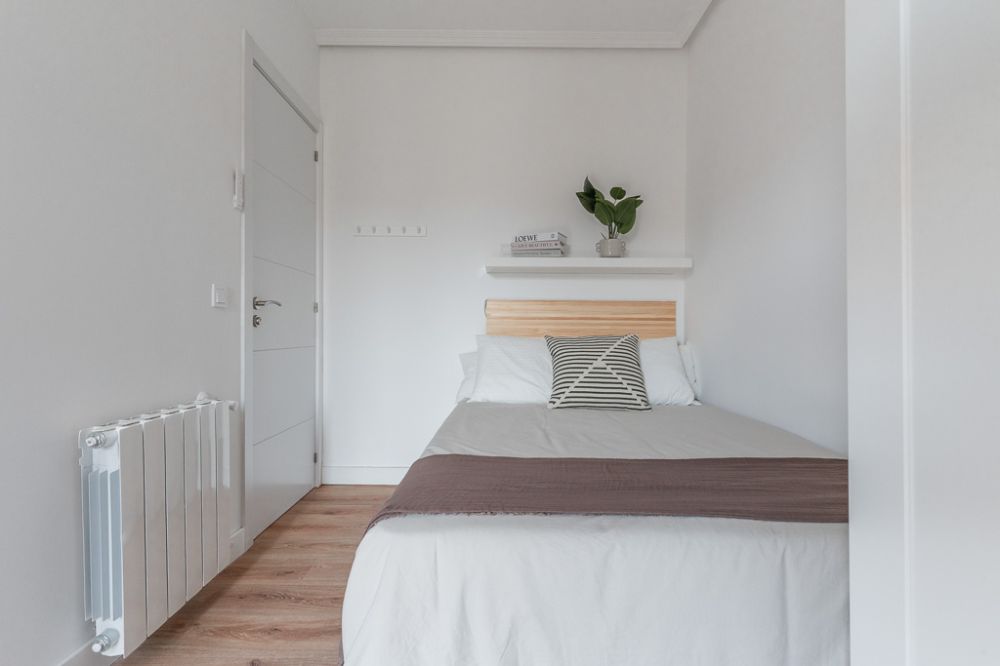Bright room with balcony on Redondilla Street