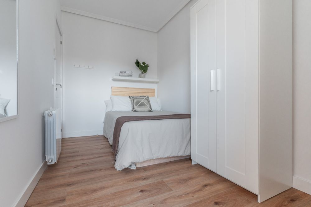Bright room with balcony on Redondilla Street