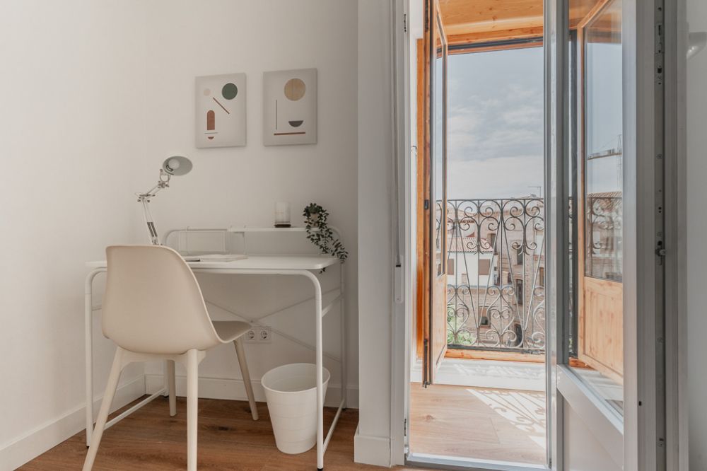 Bright room with balcony on Redondilla Street