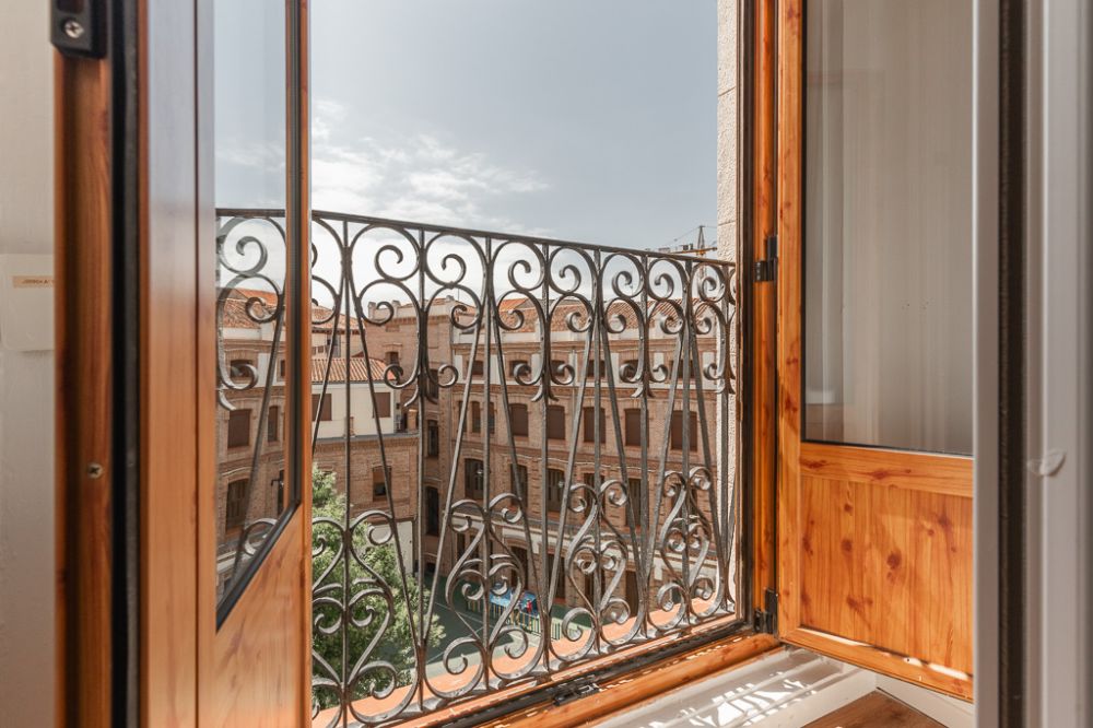 Bright room with balcony on Redondilla Street