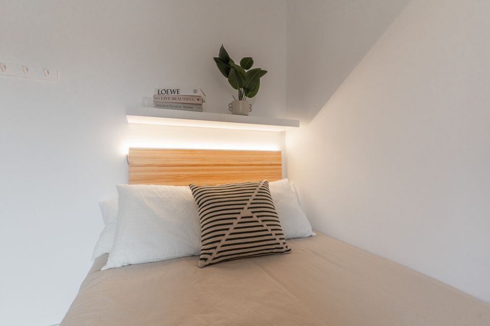 Bright room with balcony on Redondilla Street