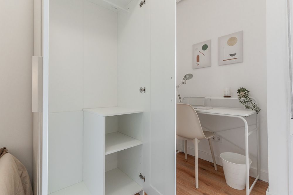 Bright room with balcony on Redondilla Street