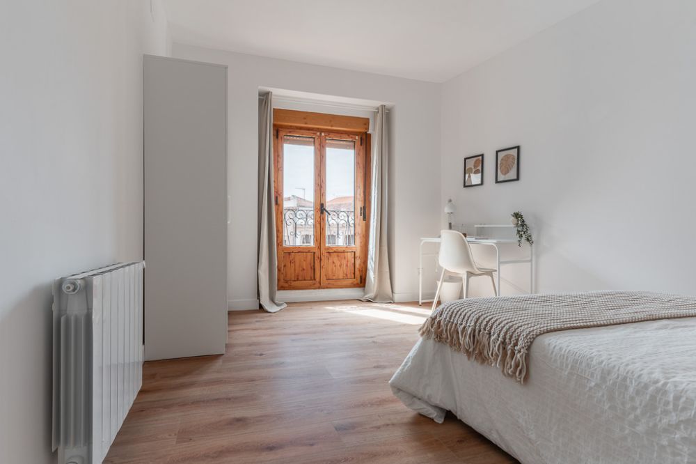 Spacious, bright room with double bed in central Madrid