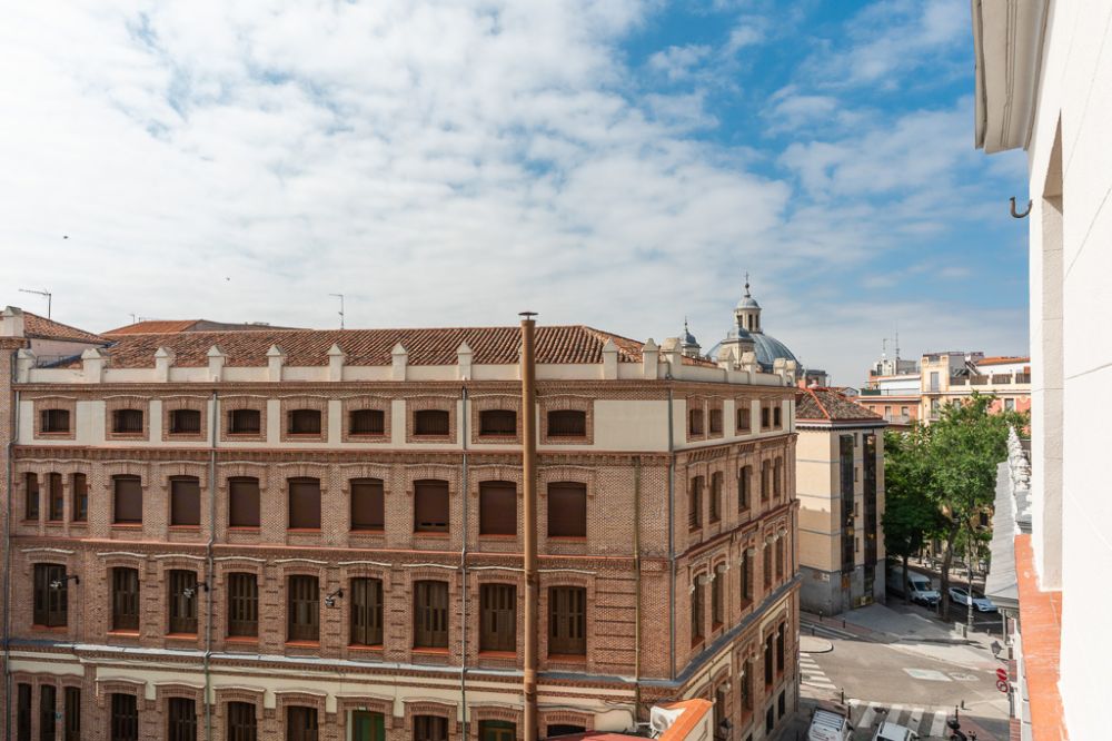 Spacious, bright room with double bed in central Madrid