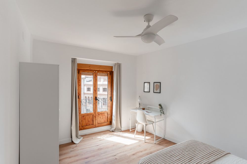 Spacious, bright room with double bed in central Madrid
