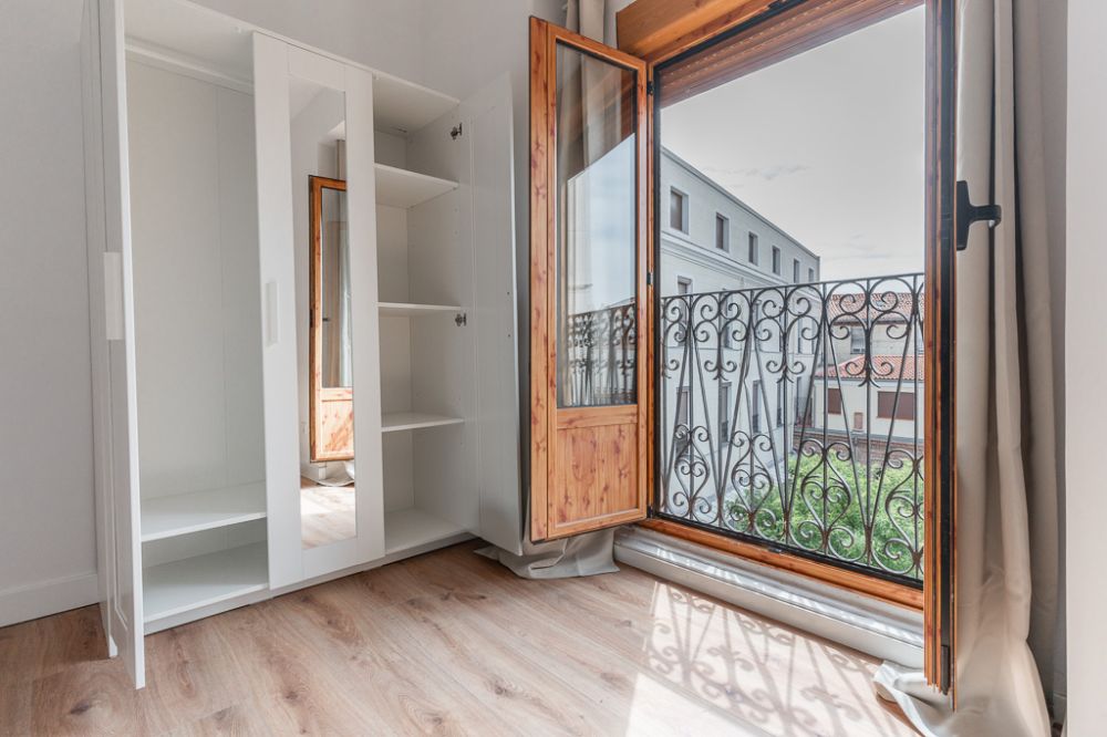 Spacious, bright room with double bed in central Madrid