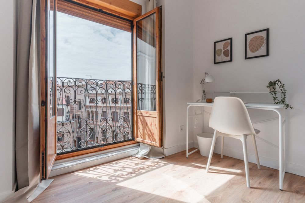 Spacious, bright room with double bed in central Madrid