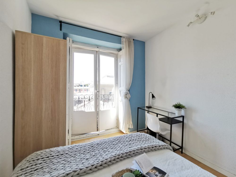 Room with balcony in Redondilla Street