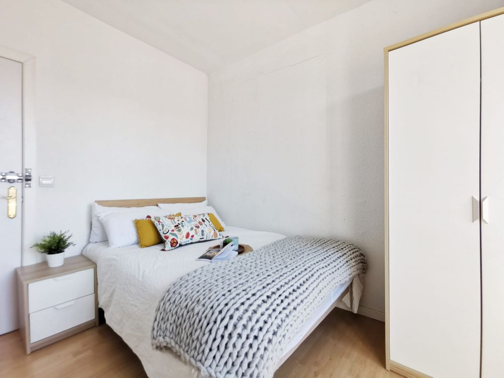 Room with balcony in Redondilla Street