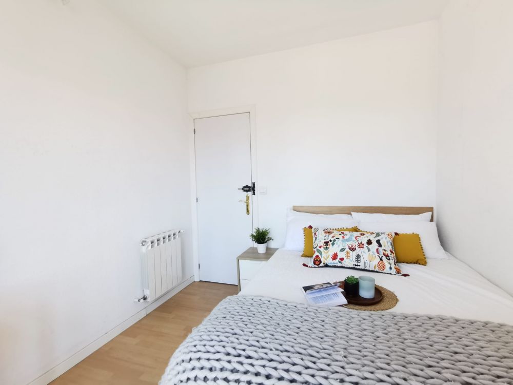 Room with balcony in Redondilla Street