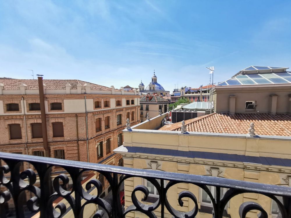 Room with balcony in Redondilla Street