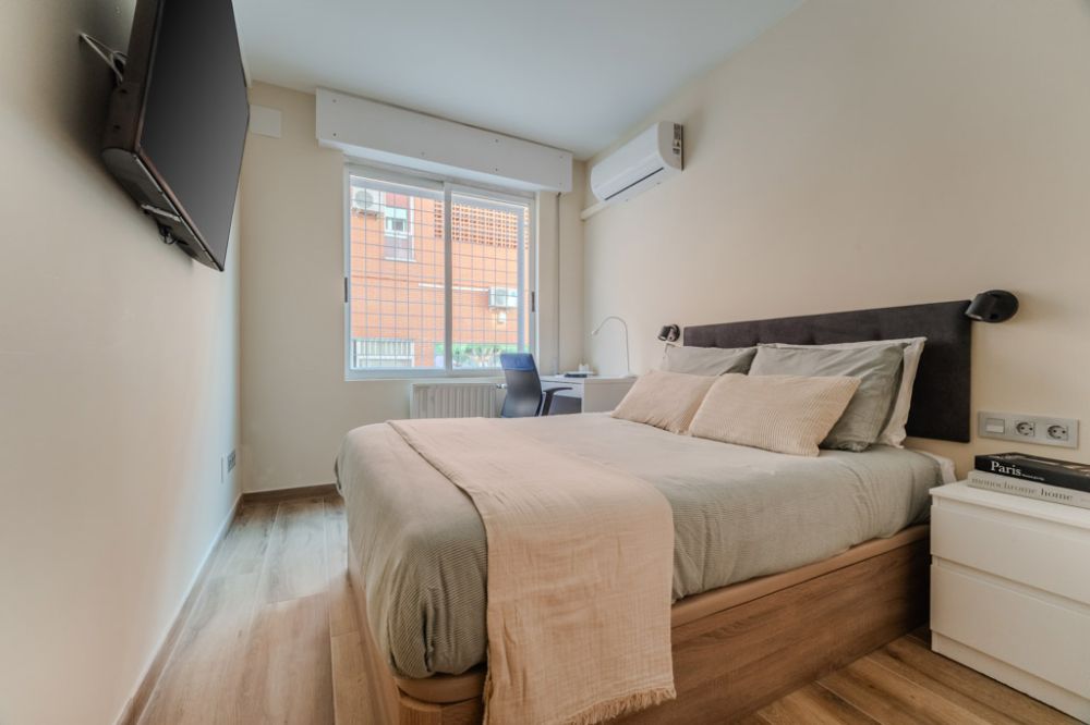 Bright room in Plaza Castilla