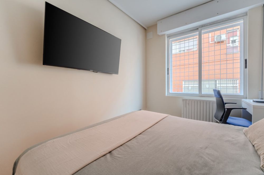 Bright room in Plaza Castilla