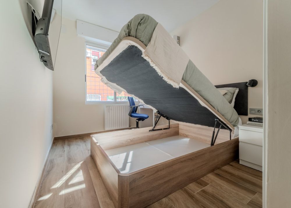 Bright room in Plaza Castilla