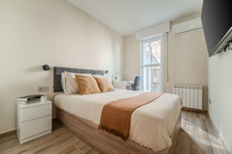 Spacious room with double bed in Tetuán