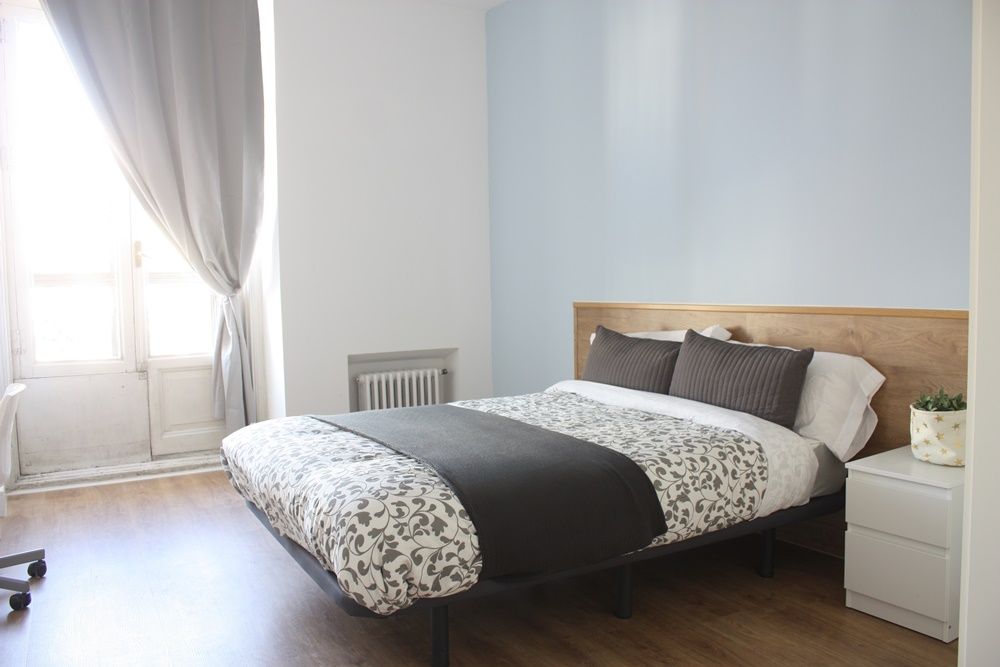 Room with balcony in Puerta del Sol
