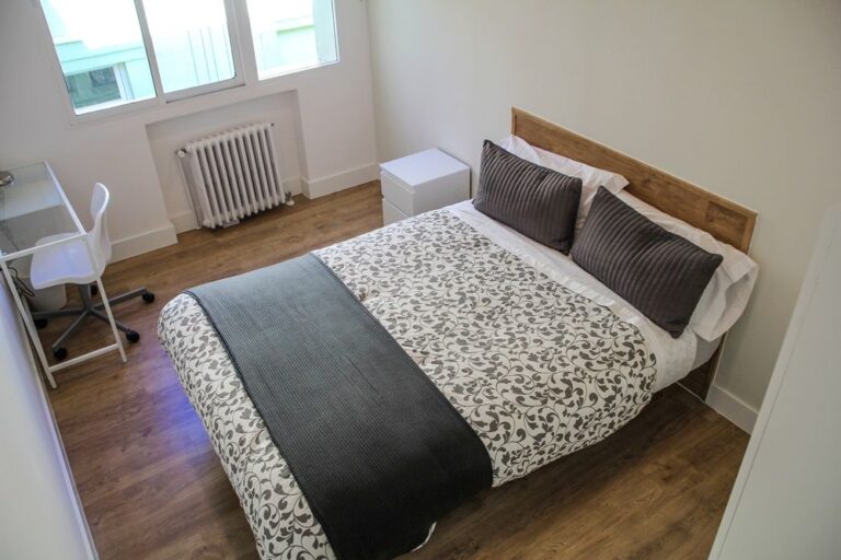 Very spacious room in Sol
