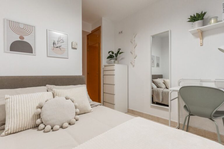 Bright room in Plaza de Santa Cruz