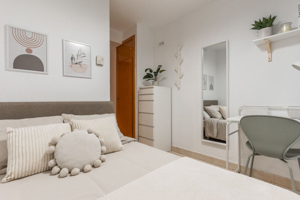 Bright room in Plaza de Santa Cruz