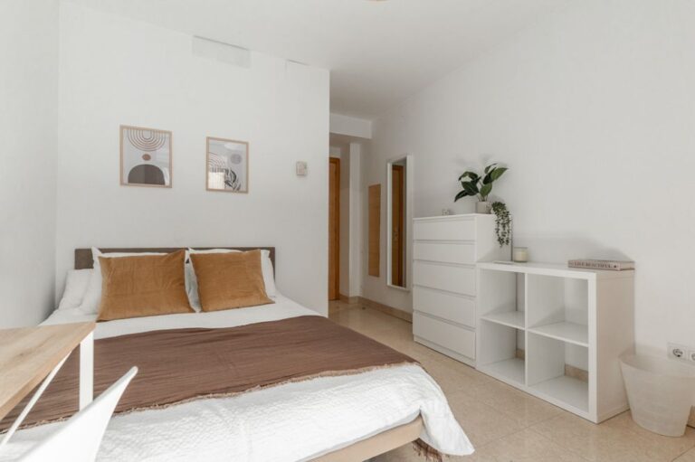 Exterior room in Plaza de Santa Cruz