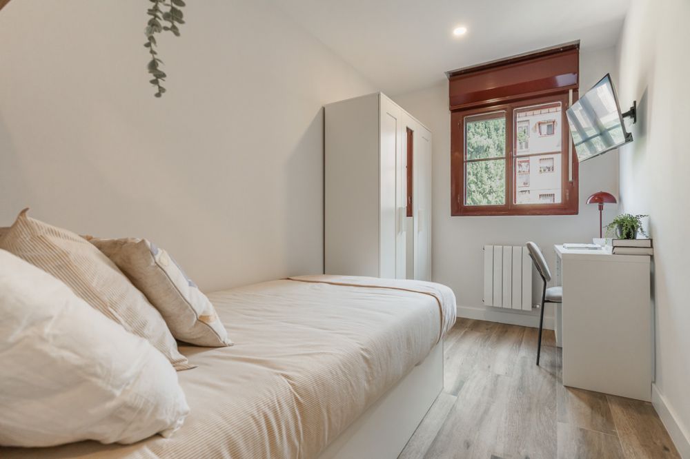 Single room with private bathroom in Madrid Río