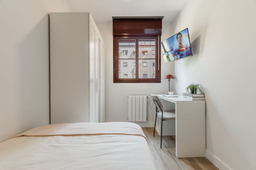 Single room with private bathroom in Madrid Río