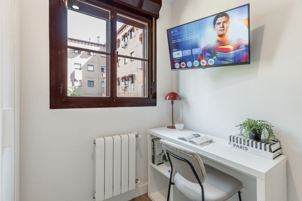 Single room with private bathroom in Madrid Río