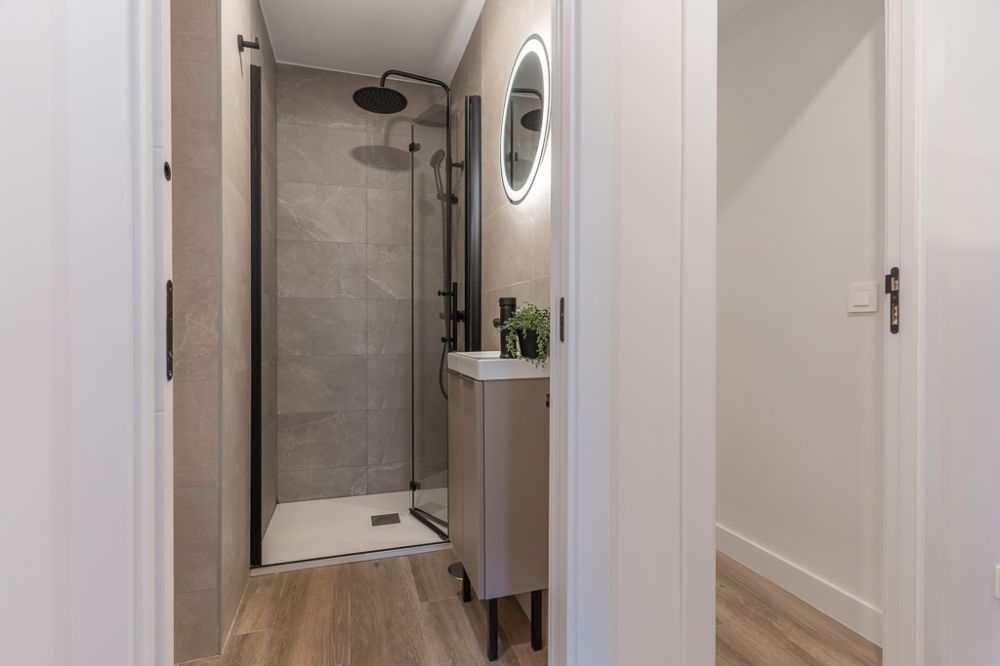 Single room with private bathroom in Madrid Río
