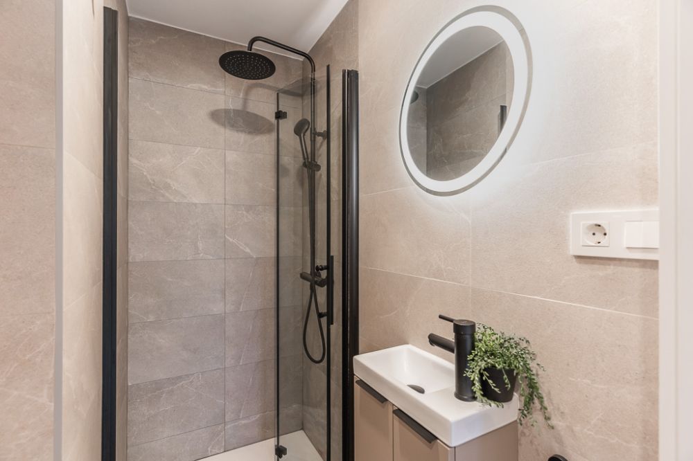 Single room with private bathroom in Madrid Río
