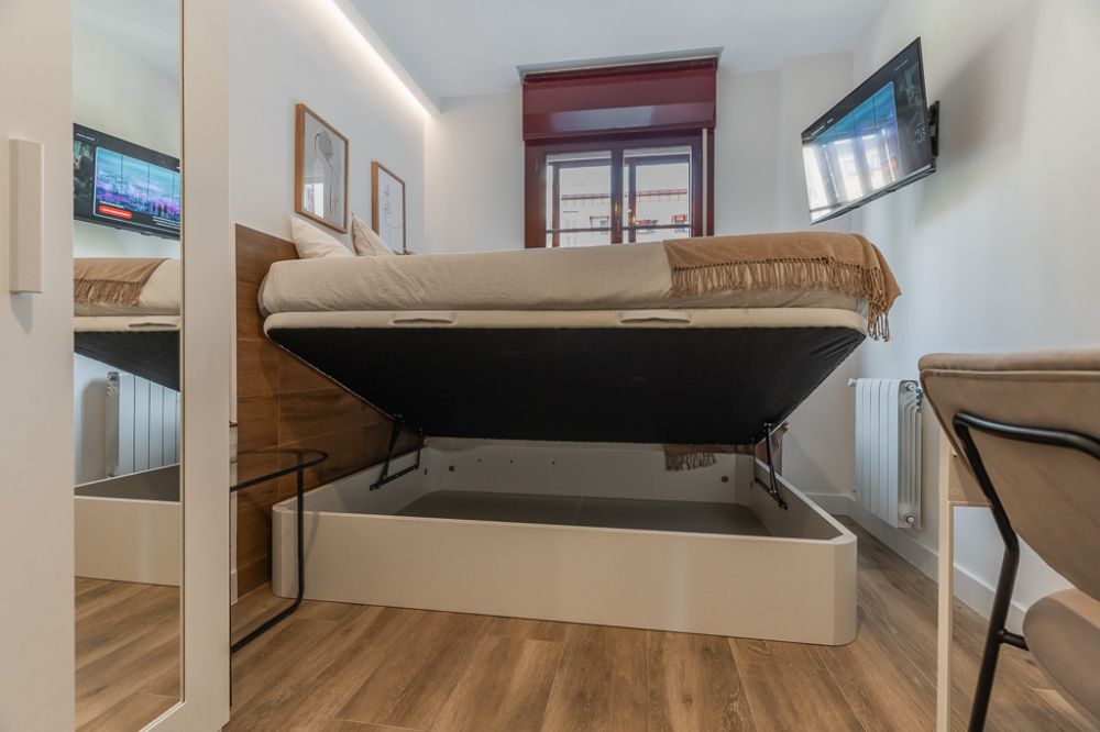 Double room with private bathroom in Carabanchel