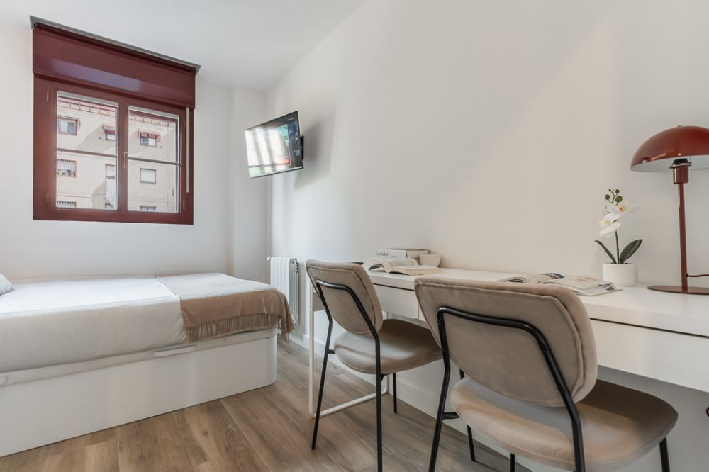 Double room with private bathroom in Carabanchel