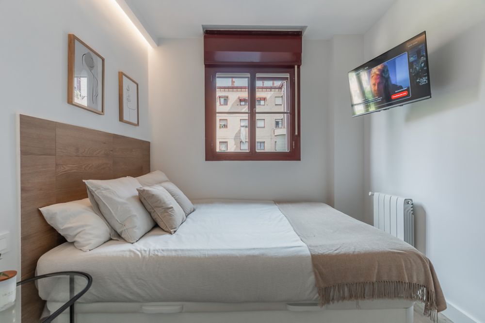 Double room with private bathroom in Carabanchel